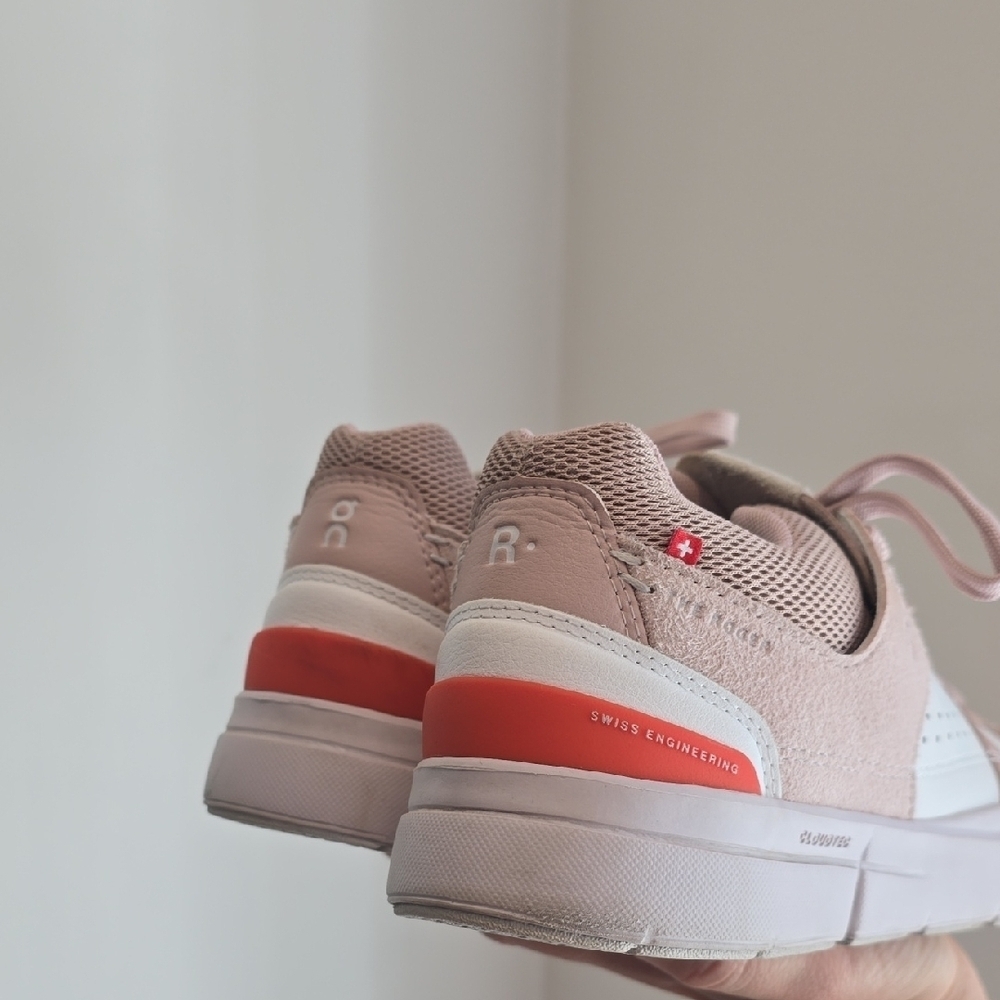 On Running ON The Roger Clubhouse trainers in pink and white - Picture 4 of 8